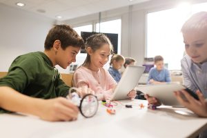 Klase soziala eta familiaren maila ekonomikoa erabakigarriak dira etxetik telematikoki ikasi ahal izateko